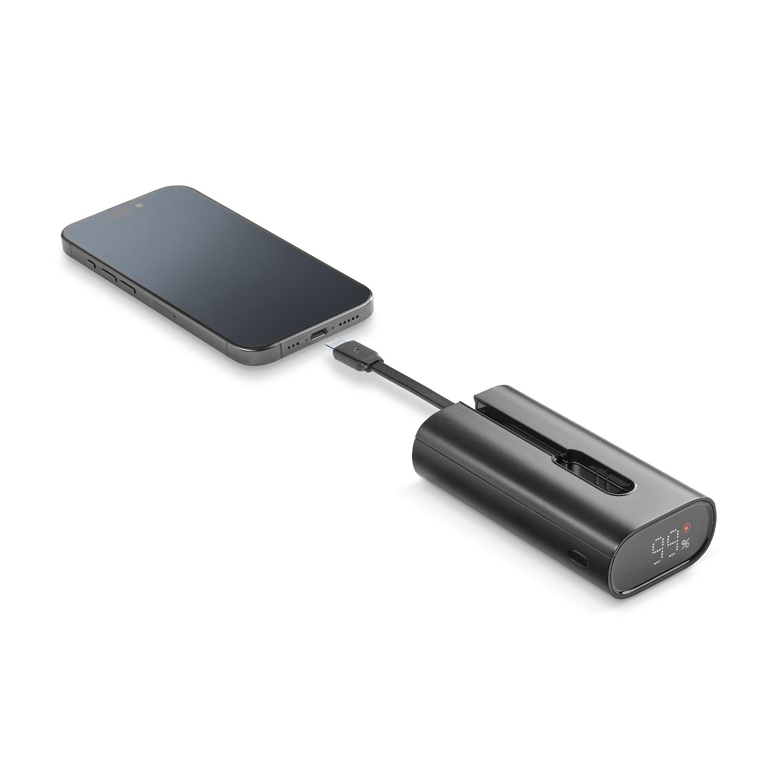 Power bank nera che carica un telefono, display mostra 99%.