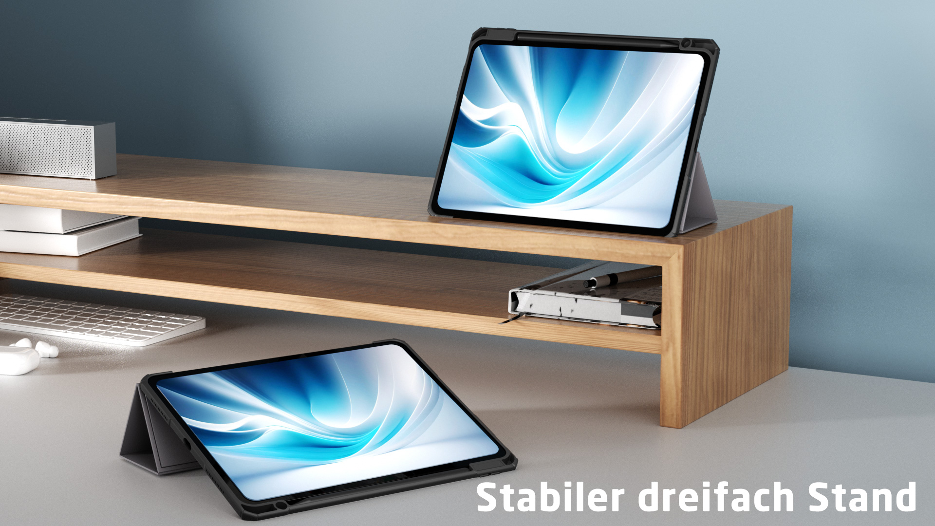 Zwei Tablets in Hüllen auf einem Holzregal. Eines steht auf dem Schreibtisch, eines aufrecht.