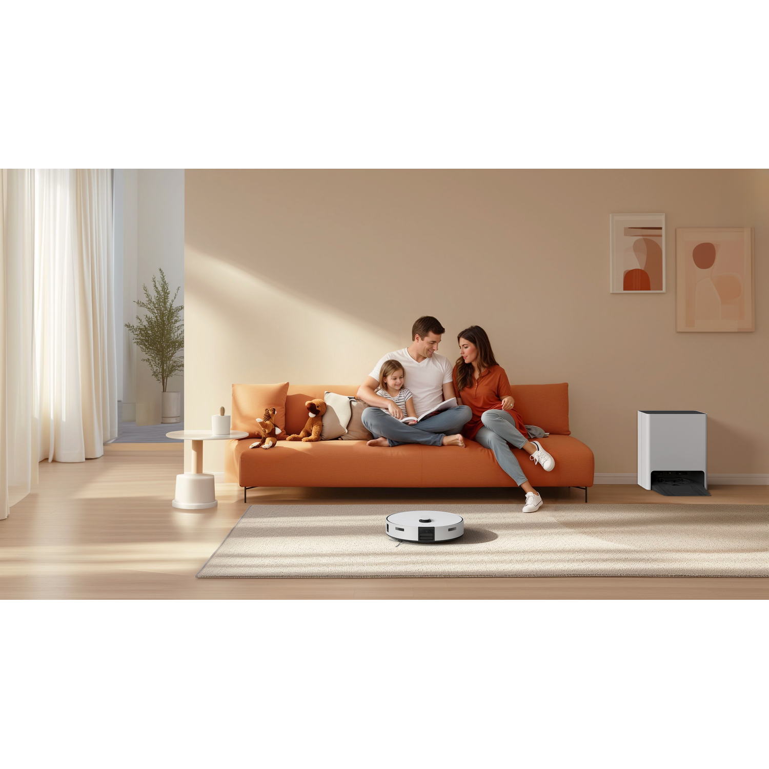 Gezin op een bank, met een robotstofzuiger die de vloer schoonmaakt, in een moderne woonkamer.