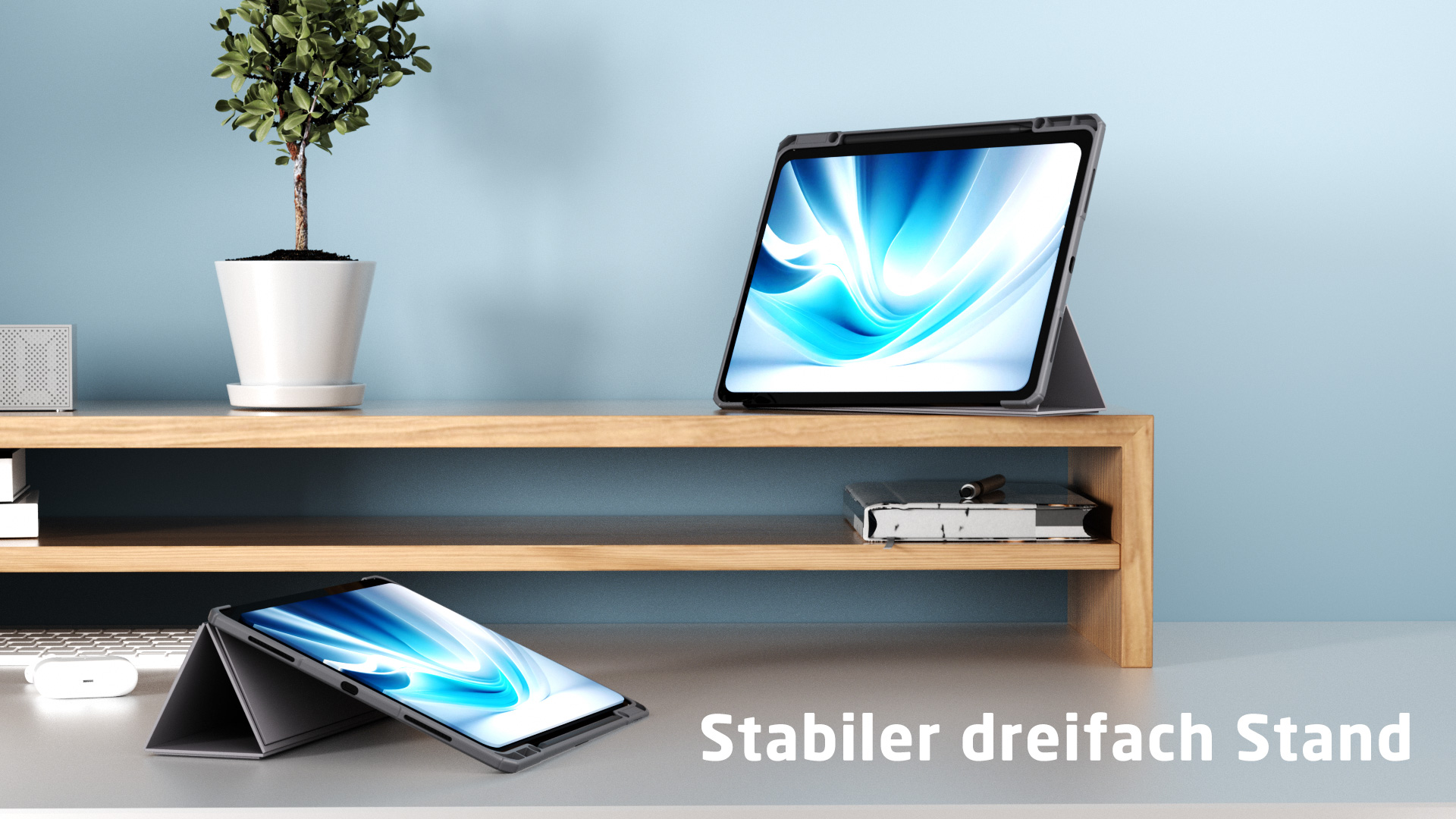 Drei Tablets auf einem Holzständer, mit einer Pflanze und Zubehör.