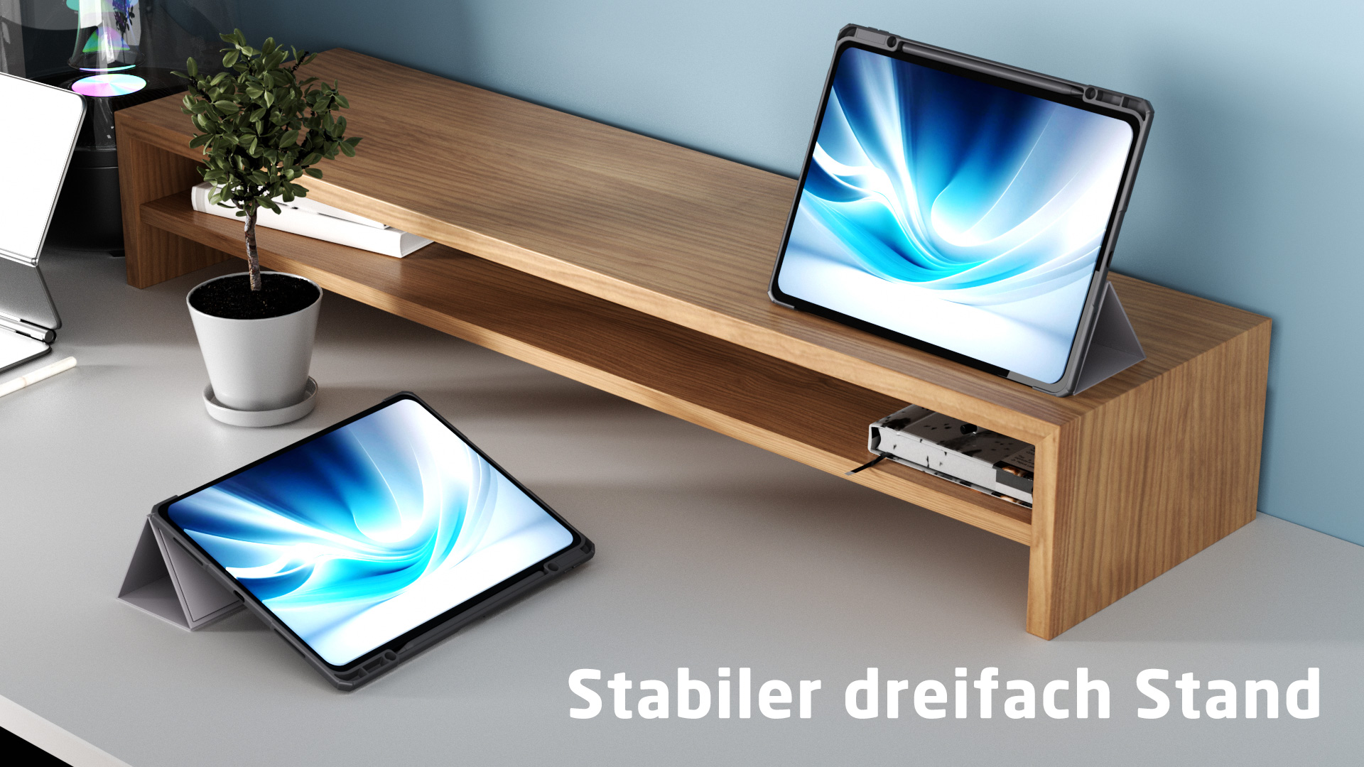 Zwei Tablets auf einem Holzständer auf einem Schreibtisch mit einer kleinen Pflanze.