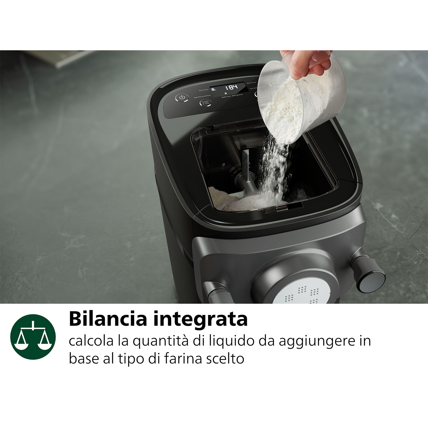 Macchina per pasta con farina versata. Testo: Bilancia integrata calcola la quantità di liquido.