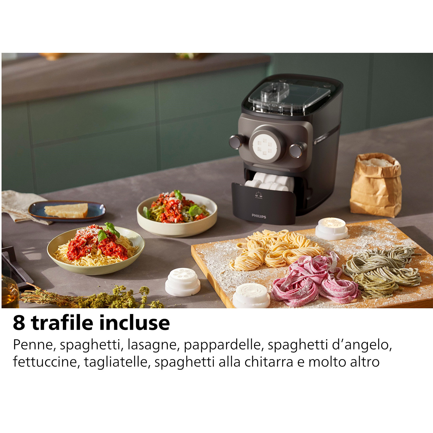 Macchina per la pasta con pasta e ingredienti su un tagliere di legno.