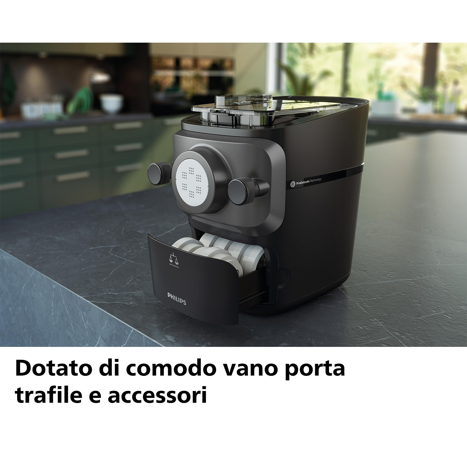 Macchina per pasta nera con vassoio aperto. Testo: Dotata di un pratico vassoio.