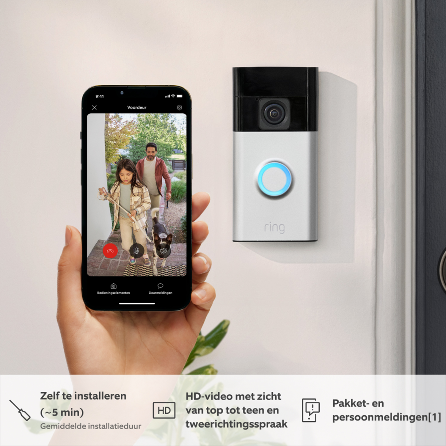 Een persoon houdt een telefoon vast met een videogesprek. Een Ring deurbel aan de muur.
