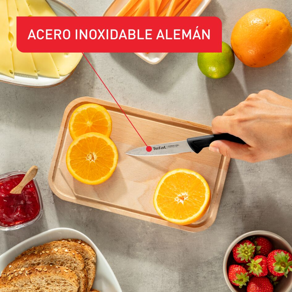 Un cuchillo cortando una naranja en una bandeja de madera, con otros alimentos alrededor. Texto superpuesto: