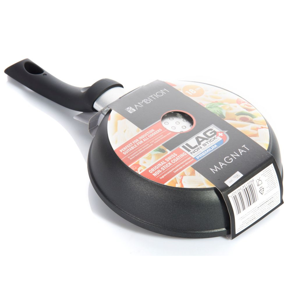 Czarna patelnia z czarnym uchwytem, widoczna etykieta opakowania.