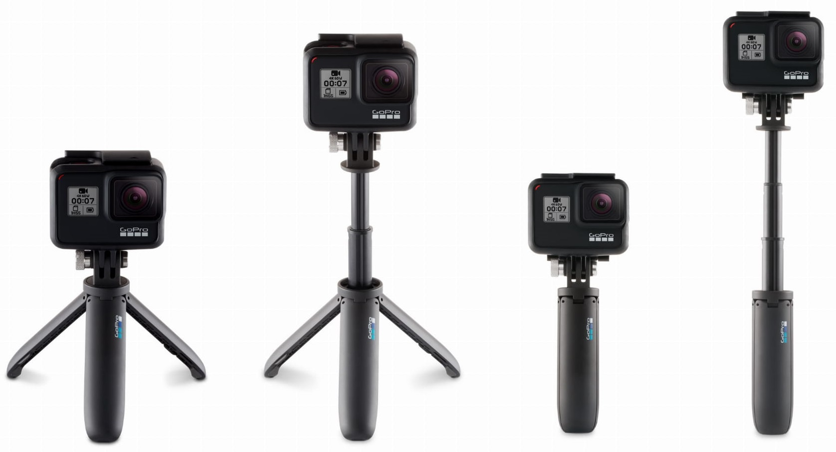 Cztery czarne kamery GoPro z różnymi mocowaniami: statyw, kij i ręczny. Każdy wyświetla timer na ekranie.