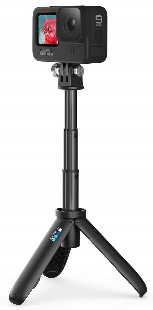 Czarna kamera GoPro na statywie, rozłożona, na białym tle.