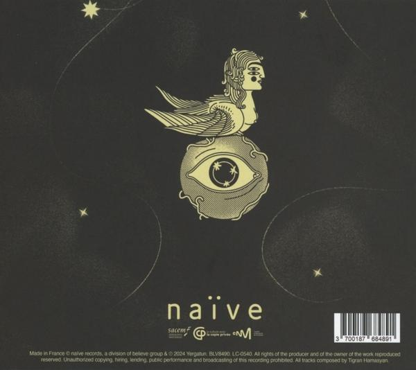Ein schwarz-goldenes Albumcover mit einem Fabelwesen auf einem Planeten.