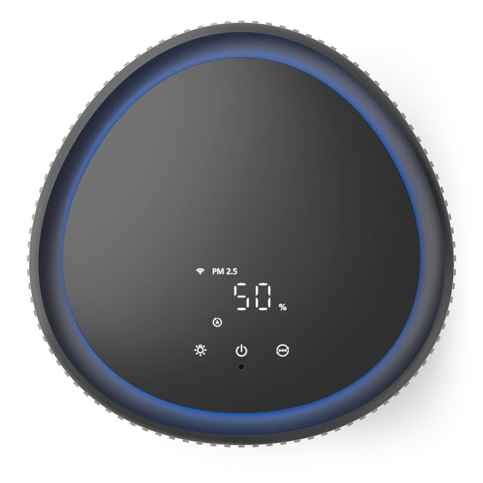 Czarny oczyszczacz powietrza, widok z góry. Wyświetlacz cyfrowy pokazuje 50% i PM 2.5. Niebieski pierścień na krawędzi.