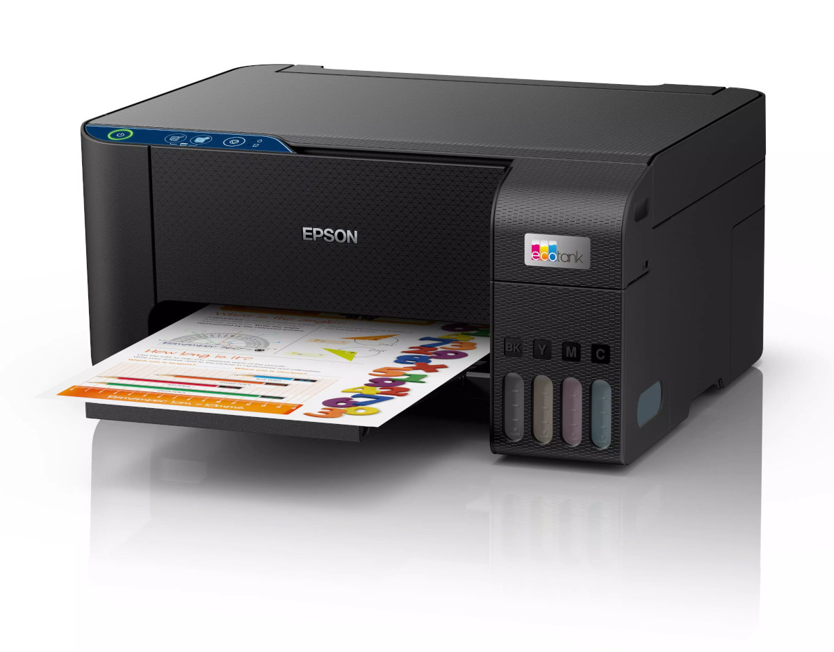 Drukarka Epson EcoTank drukująca kolorową stronę. Drukarka jest czarna, ze zbiornikami na tusz i widocznym logo.