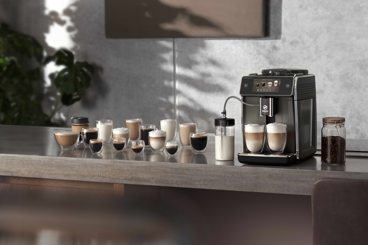 Espressomaschine mit verschiedenen Kaffeegetränken auf einer Theke.