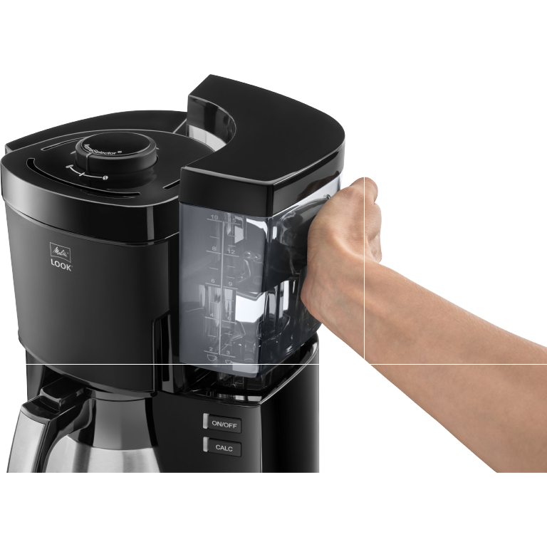 Nahaufnahme eines schwarzen Kaffeeautomaten, in den eine Hand Wasser gießt.