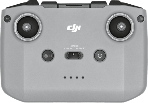 Szürke drónvezérlő joystickokkal és gombokkal, DJI logóval és üzemmódkapcsolókkal.