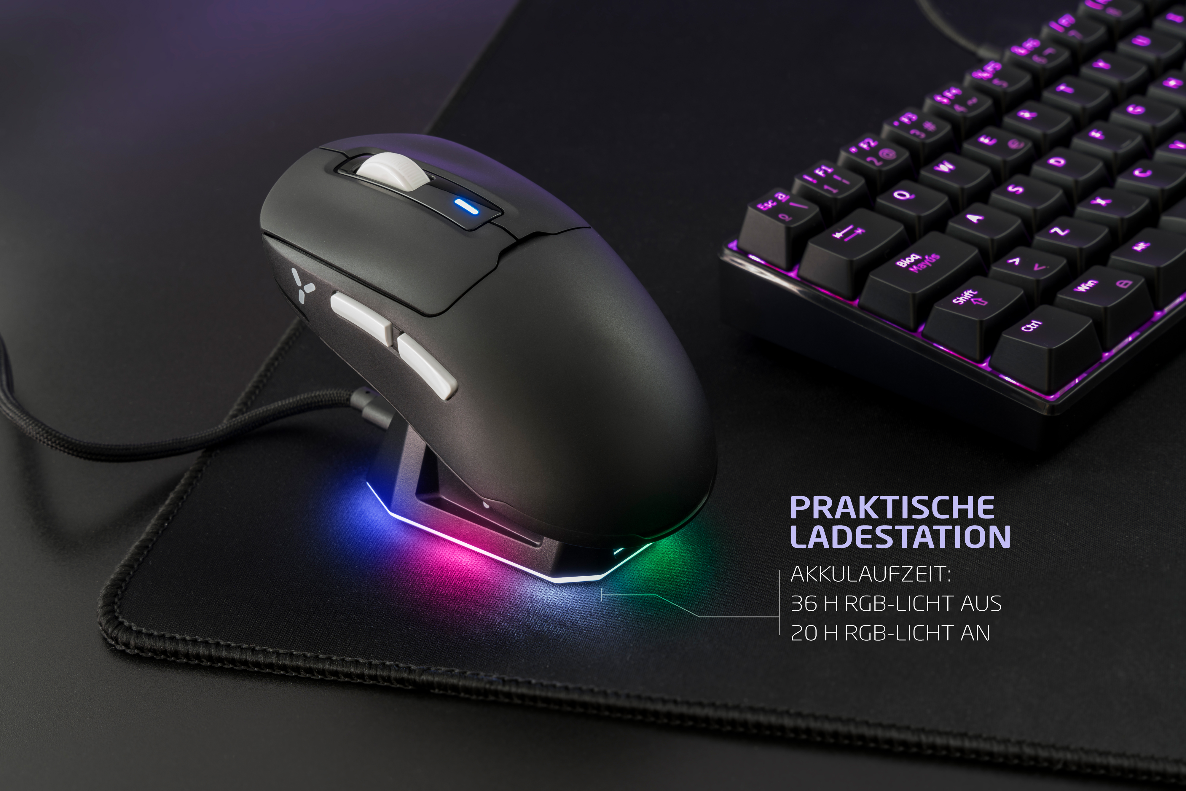 Eine schwarze Gaming-Maus auf einer Ladestation mit einem schwarzen Mauspad und einer Tastatur. Die Station hat farbige Lichter.