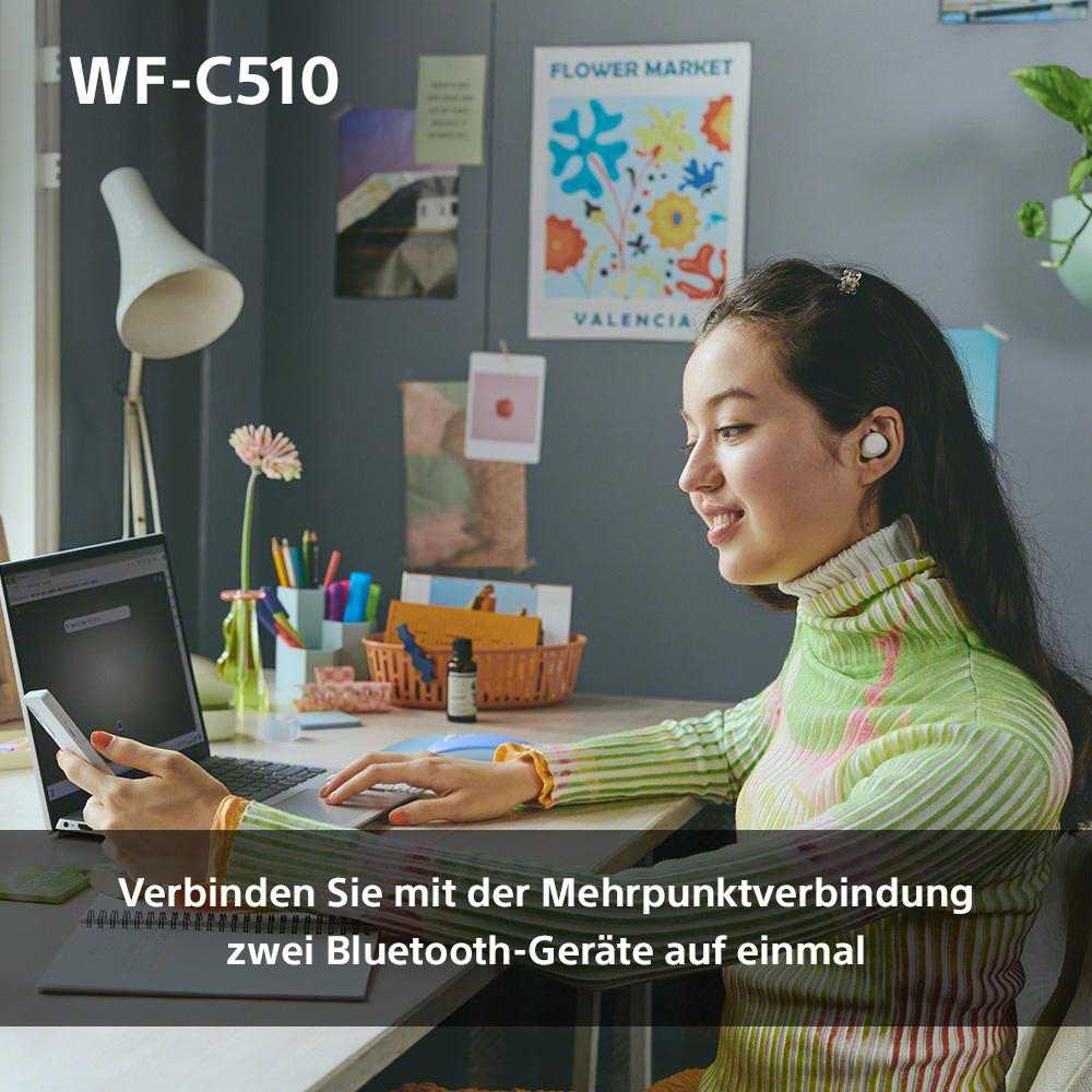 Eine Frau mit Ohrhörern benutzt einen Laptop. Text auf dem Bildschirm: Zwei Bluetooth-Geräte.