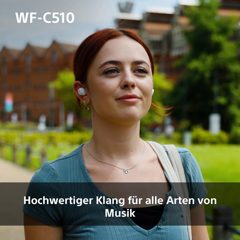 Eine Frau mit Ohrhörern, lächelnd, mit dem Text 'Hochwertiger Klang für alle Musikarten'.