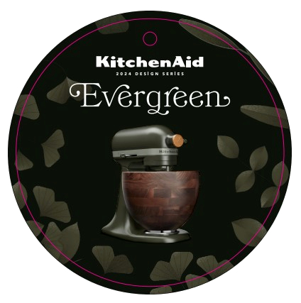 KitchenAid-Mixer mit einer Holzschüssel, umgeben von einem dunkelgrünen kreisförmigen Design und dem Wort 'Evergreen'.