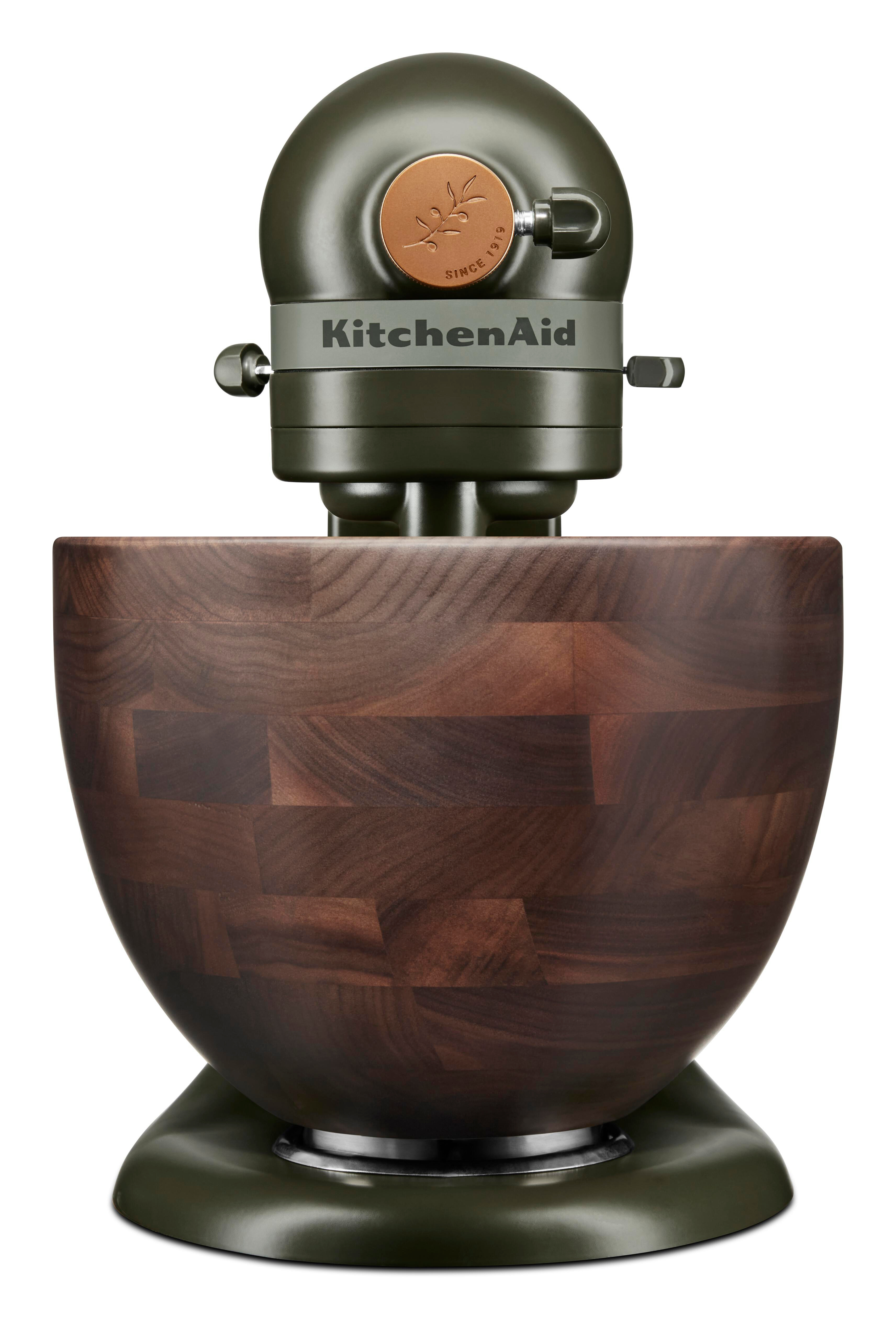 KitchenAid Küchenmaschine mit olivgrüner Basis und Kopf sowie einer Holzschüssel. Der Mixer hat ein silbernes Band.