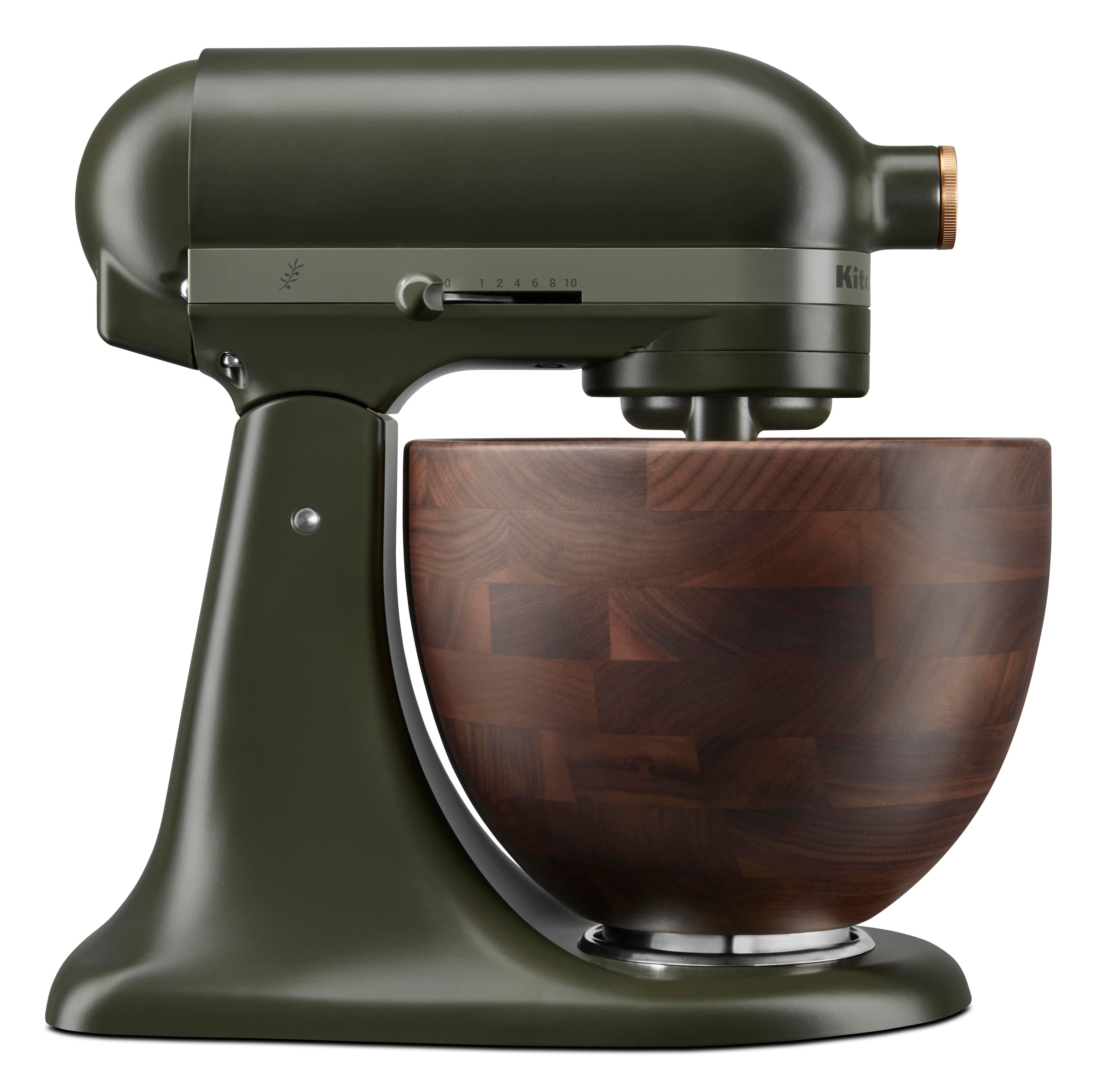 Olivgrüner KitchenAid Küchenmixer mit Holzschüssel, schräge Ansicht, freigestellt.