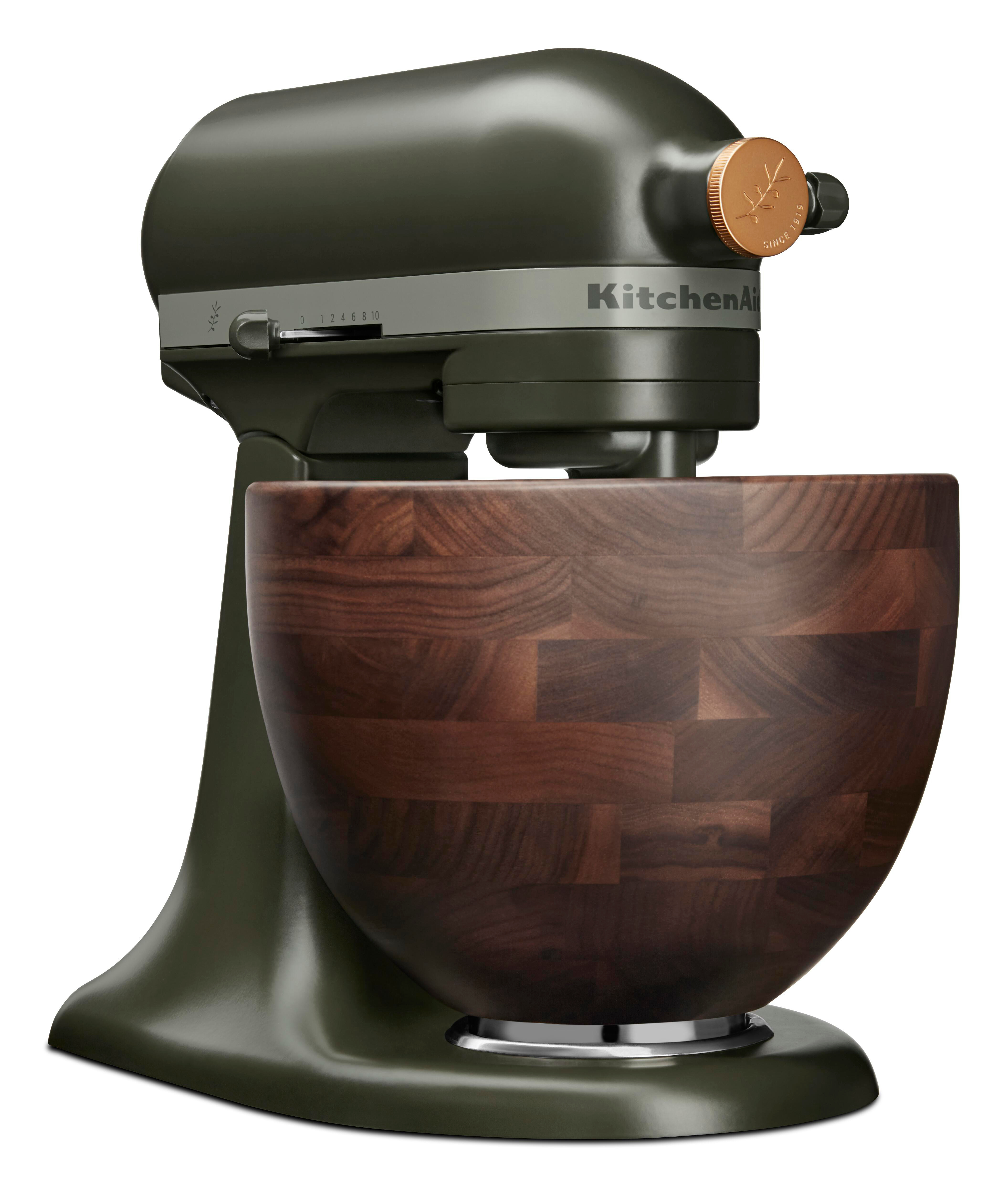 Olivgrüner KitchenAid Küchenmixer mit einer Holzschüssel. Kupferfarbene Details oben.