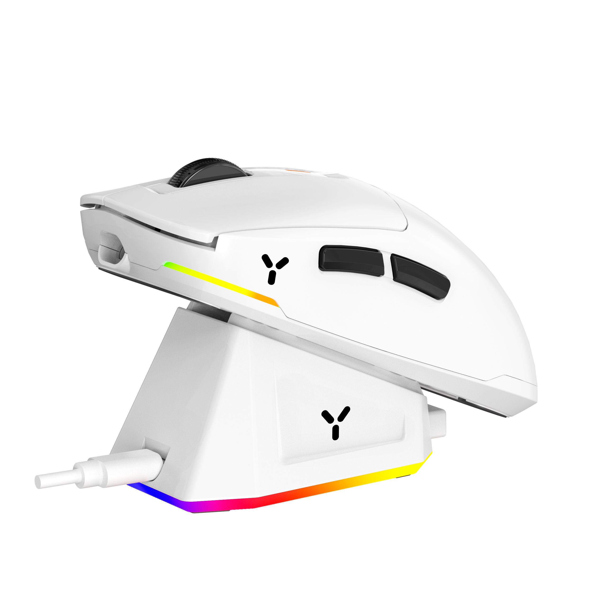 Eine weiße Gaming-Maus steht auf einer Ladestation mit farbigem Lichtstreifen vor weißem Hintergrund.