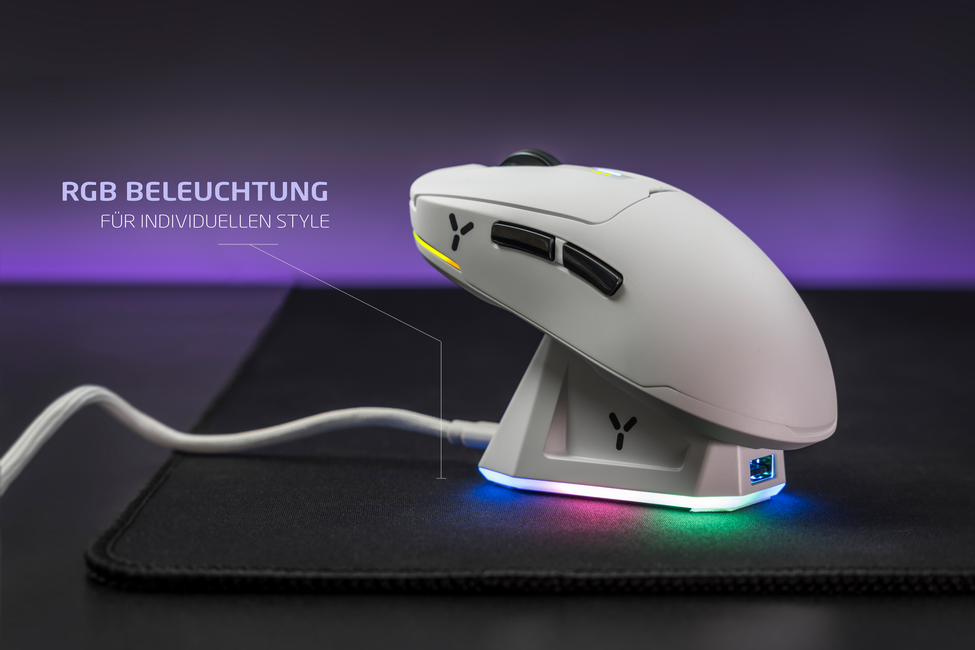 Weiße Gaming-Maus auf Ladestation mit RGB-Beleuchtung auf einem schwarzen Mauspad.