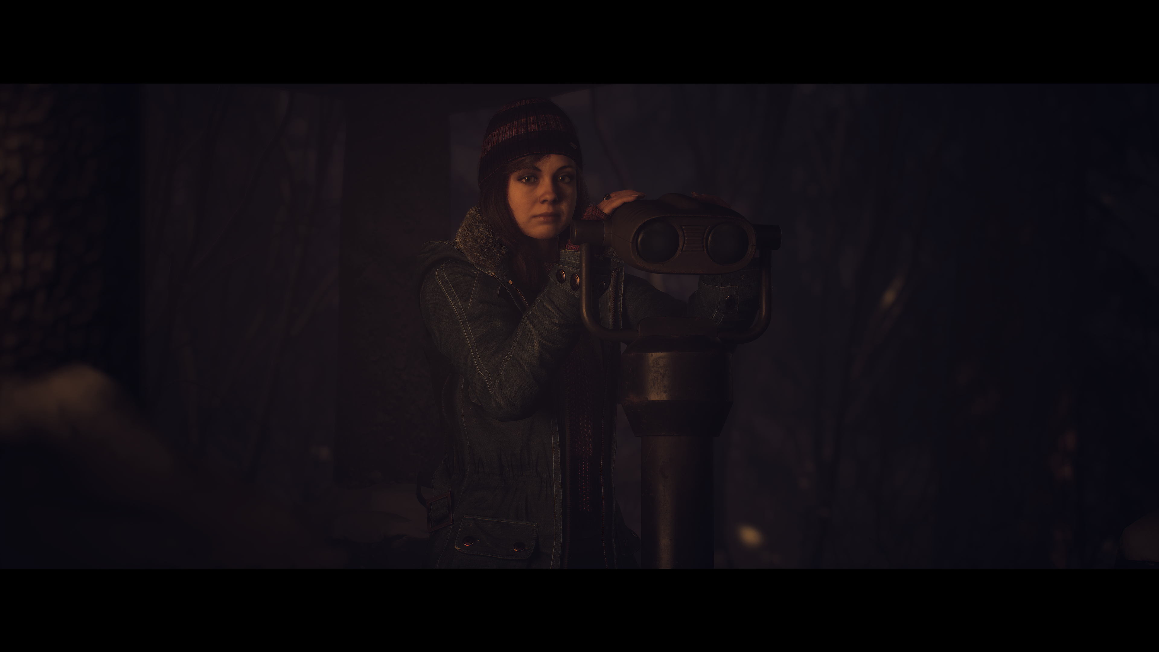 Frau durch ein Fernglas, mit Hut und Jacke, dunkler Hintergrund.