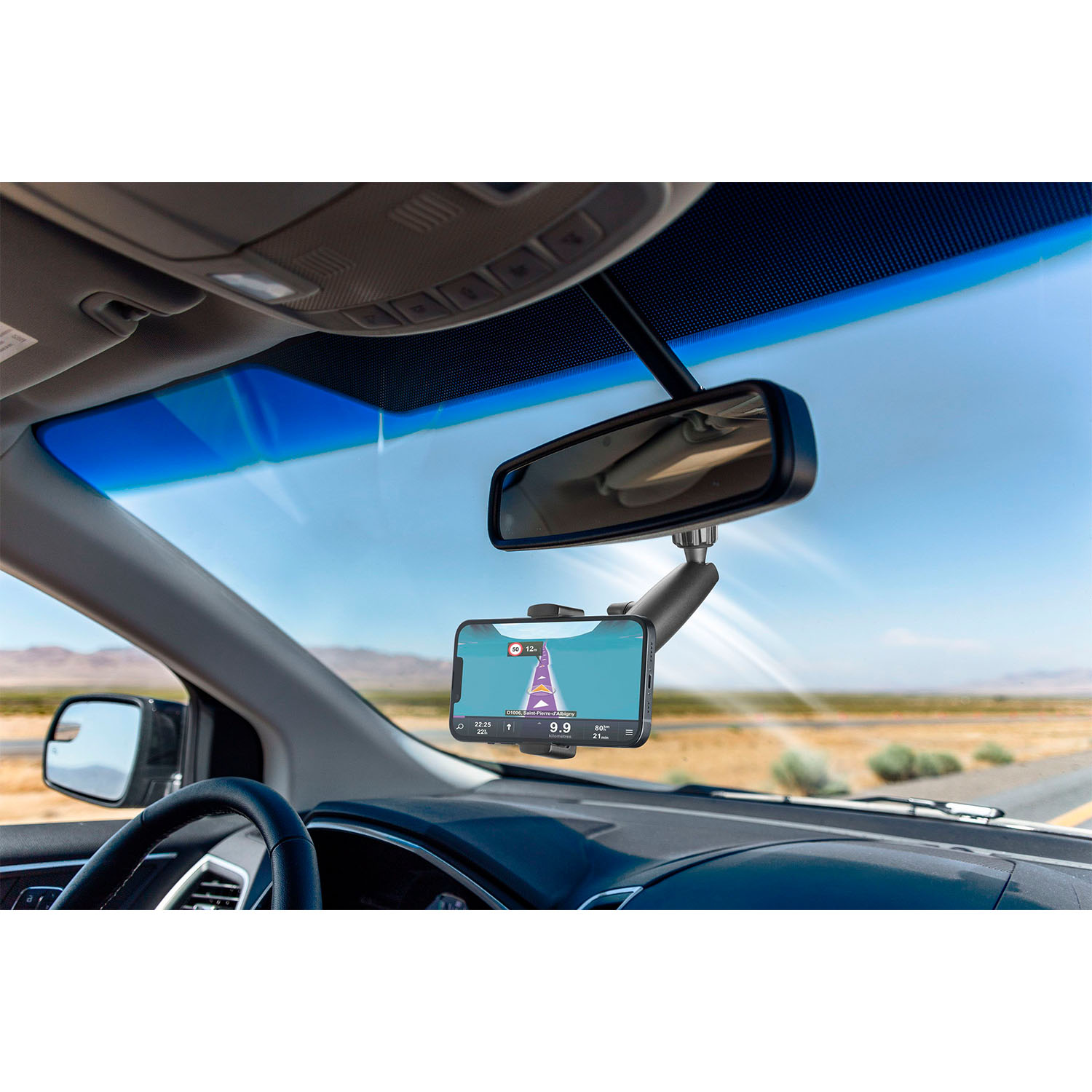 Un interno auto con un telefono montato sul parabrezza che mostra un'app di navigazione.