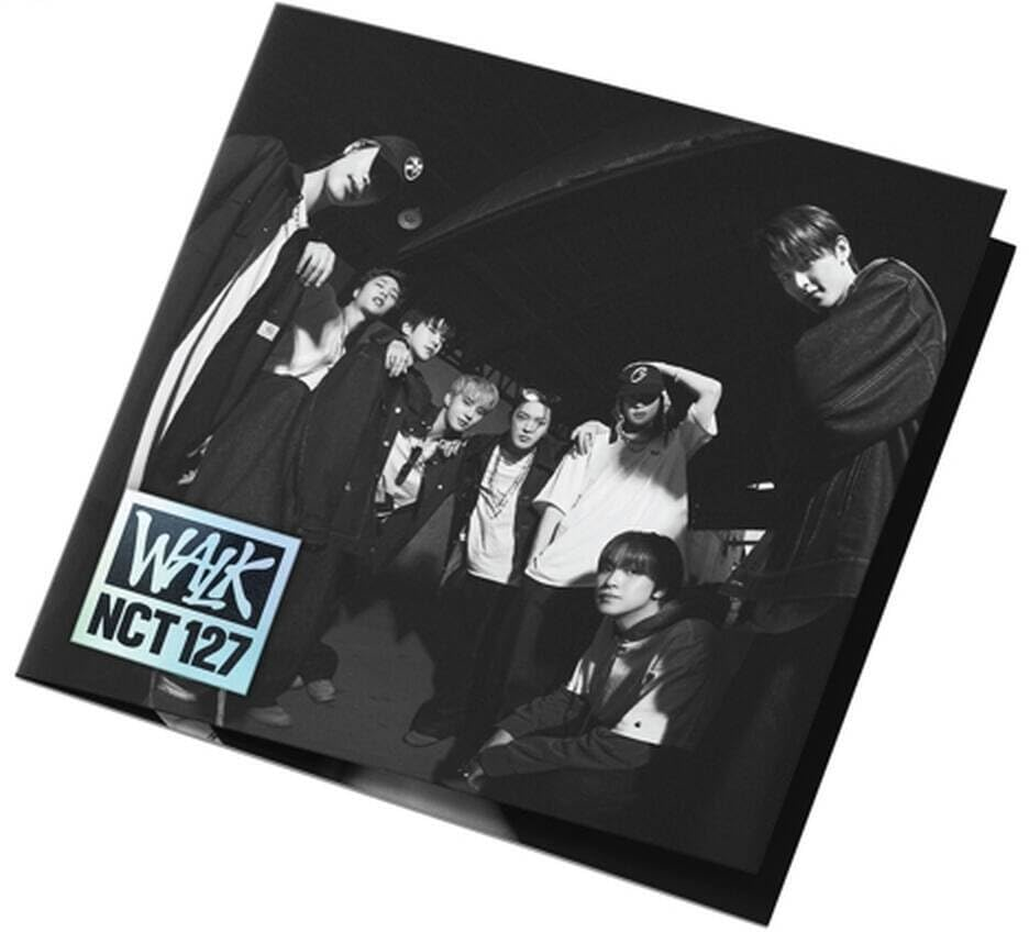 NCT 127 albumborító. Nyolc férfi, néhányan kalapban, pózolnak. Fekete-fehér fotó, 'WAK' logó.