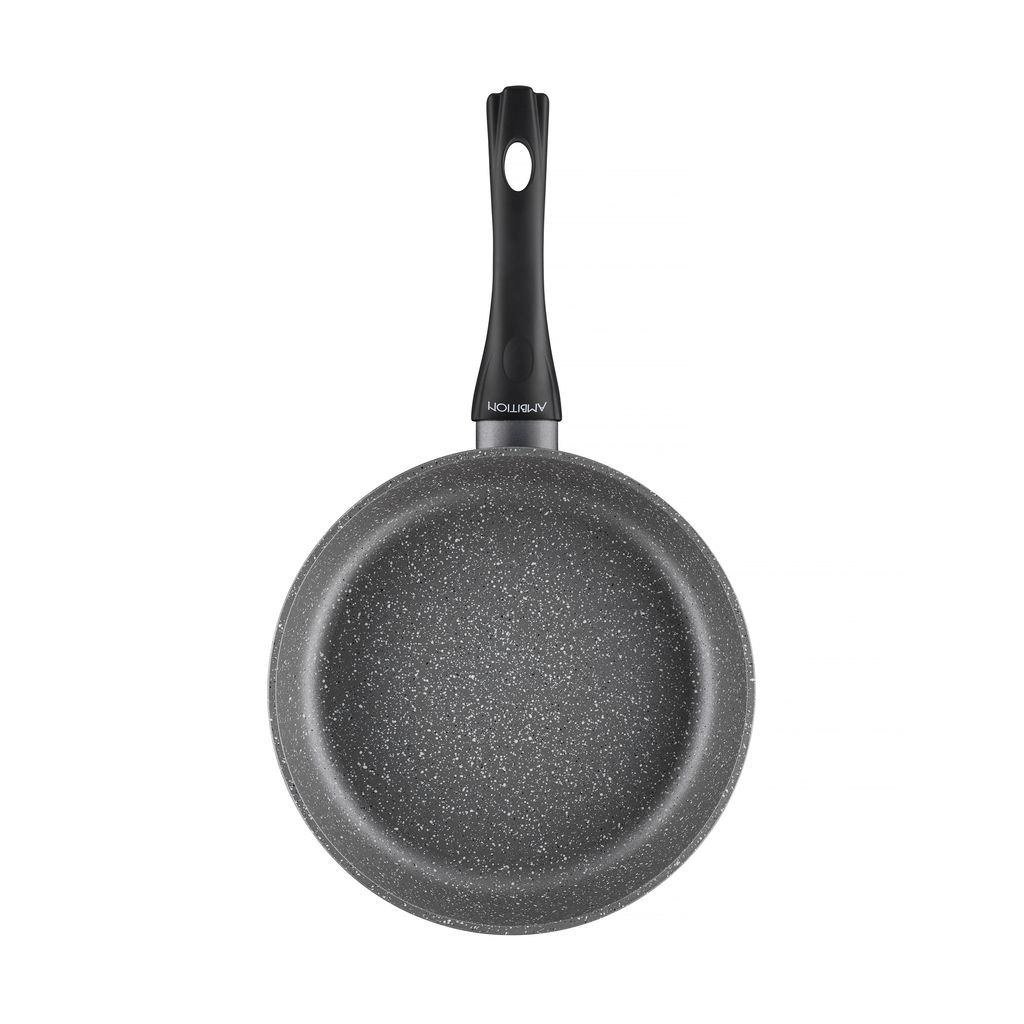 Patelnia nieprzywierająca, widok z góry. Ma czarny uchwyt i nakrapianą szarą powierzchnię.