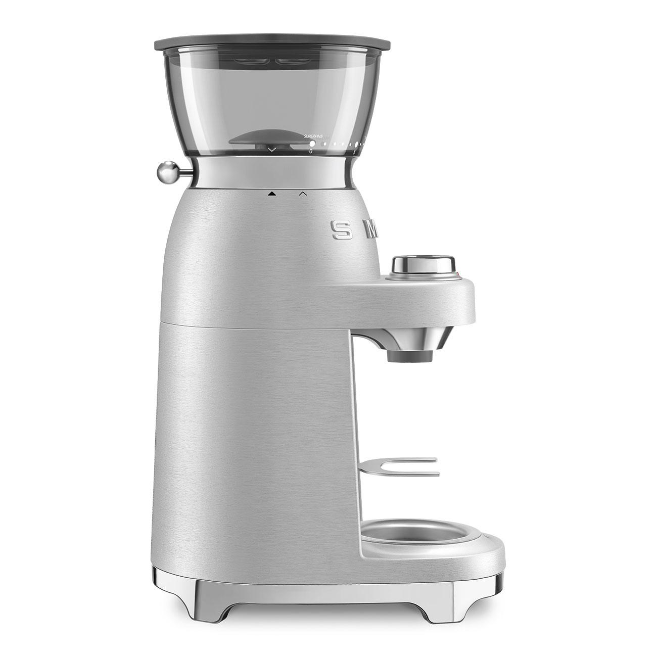 Silberfarbene Kaffeemühle. Hat einen transparenten Behälter und eine Metalldüse.