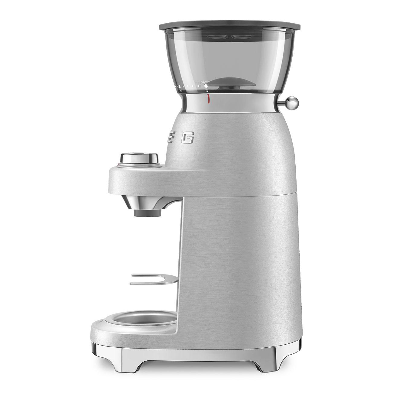Silberne Kaffeemühle. Sie hat einen transparenten Behälter oben und einen Ausguss für das Kaffeemehl.