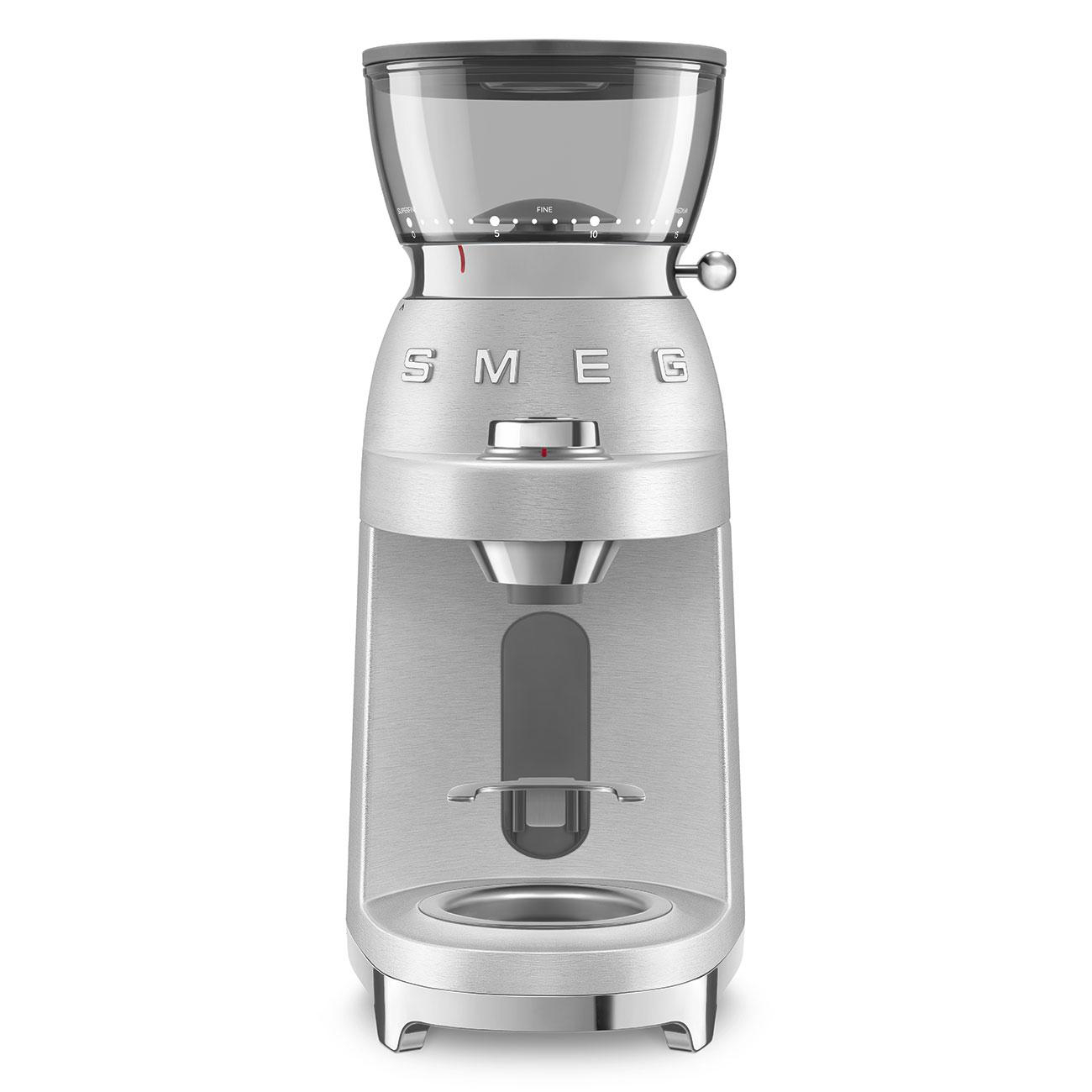 Silberner SMEG-Kaffeemühle mit transparentem Bohnenbehälter und rotem Knopf.