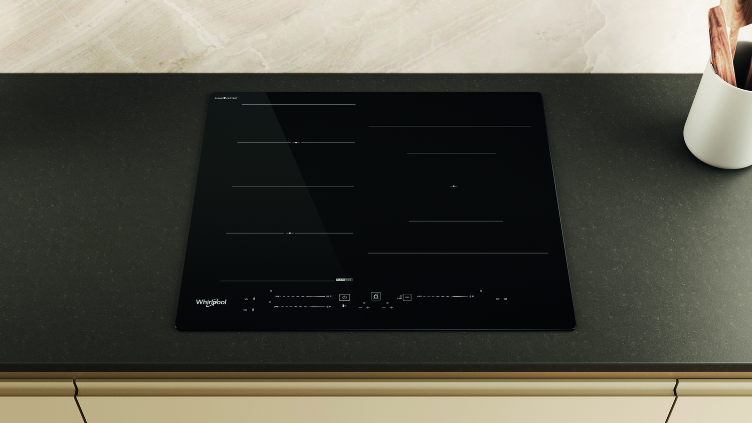 Placa de cocina eléctrica negra sobre una superficie oscura, con jarrón blanco y utensilios de madera.