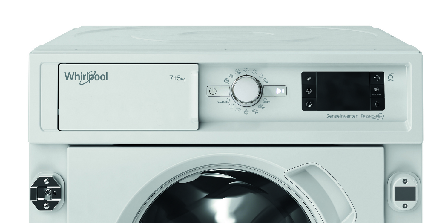 Lavadora Whirlpool blanca. Controles, pantalla y puerta visibles. Fondo blanco.