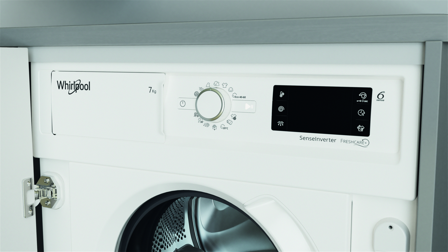 Panel de control de lavadora Whirlpool blanca con botones y dial central, puerta abierta.