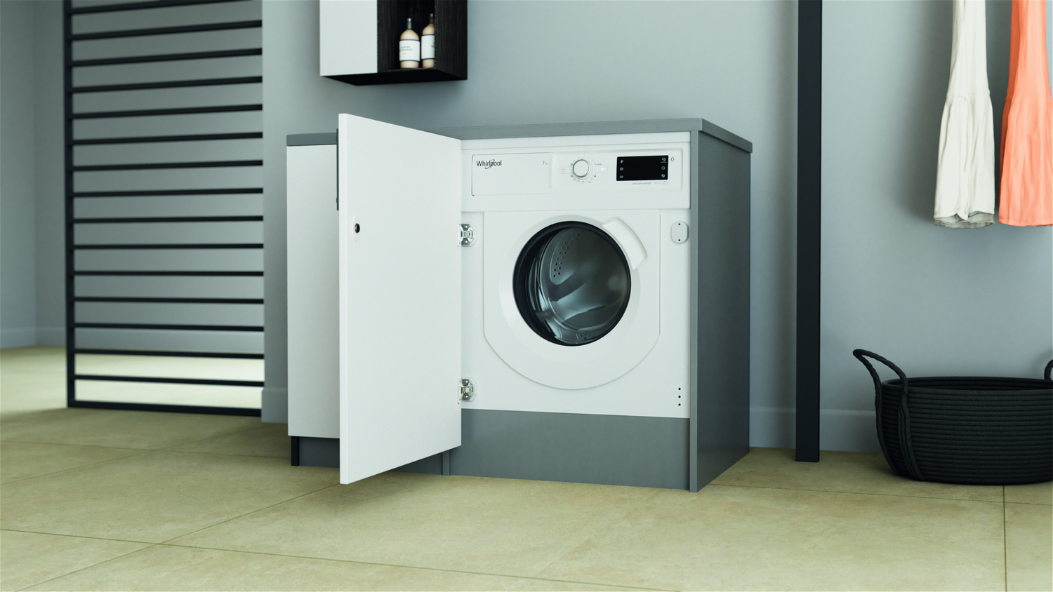 Lavadora Whirlpool blanca con puerta abierta en un cuarto de lavado.