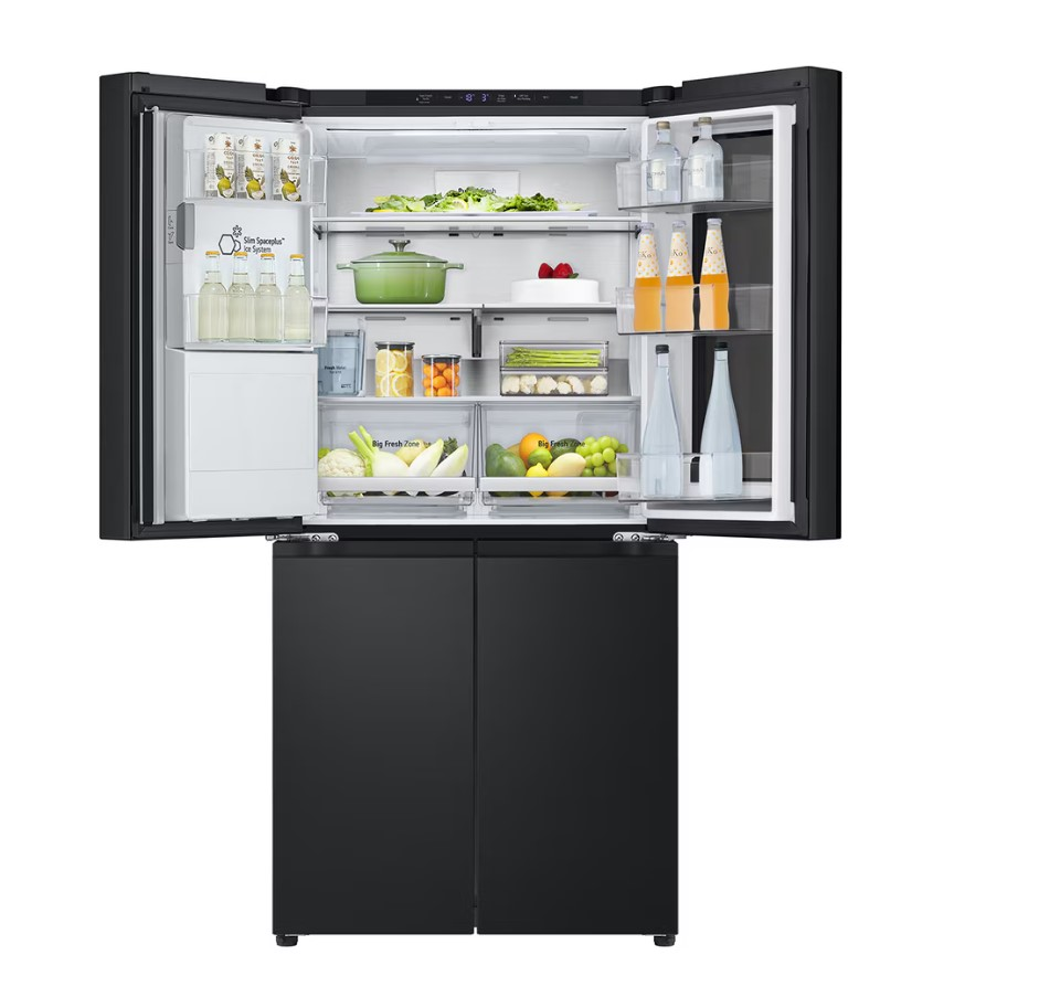 Schwarzer Kühlschrank mit offenen Türen, Essen und Getränke innen.