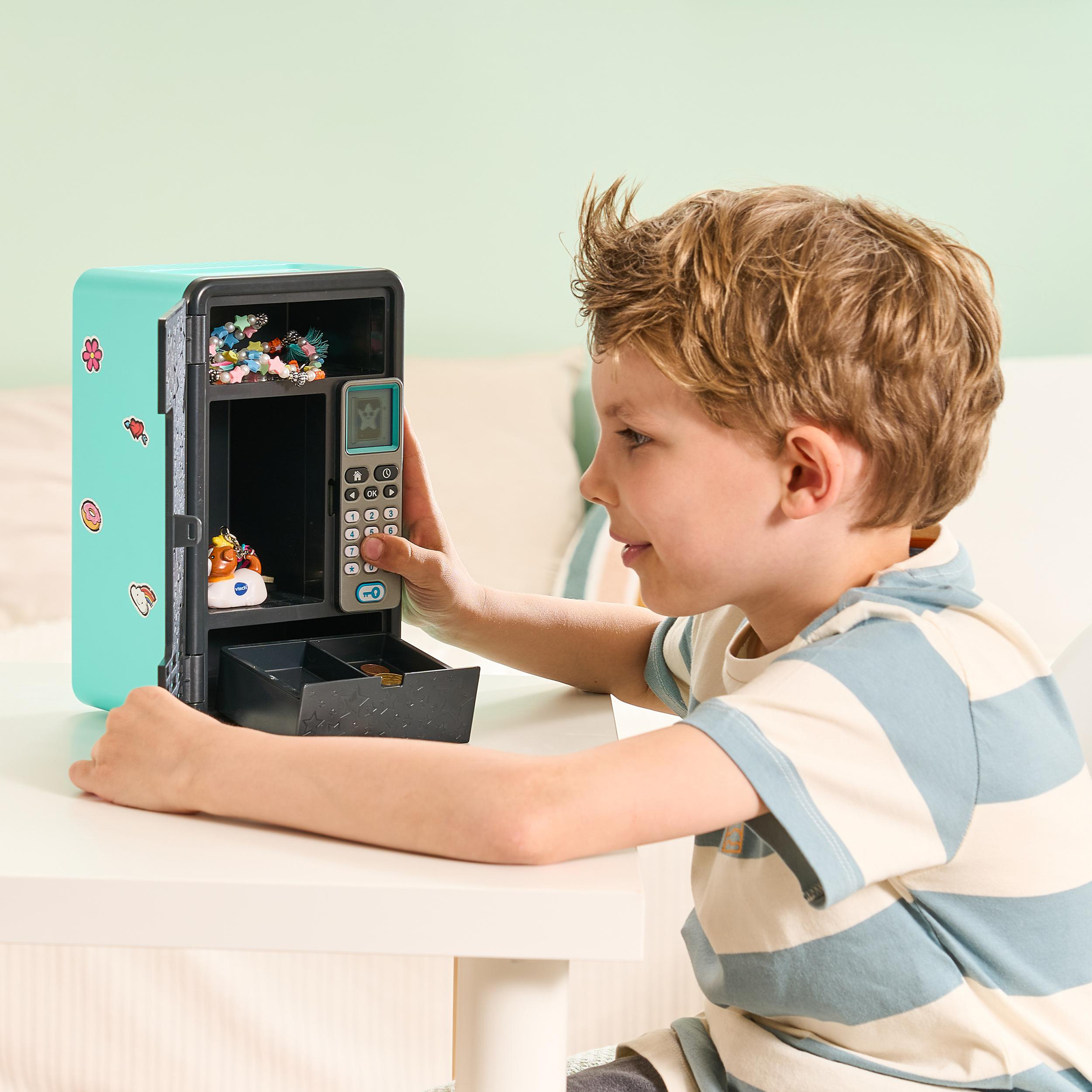 Ein Kind benutzt einen Spielzeugautomaten mit Aufklebern darauf.