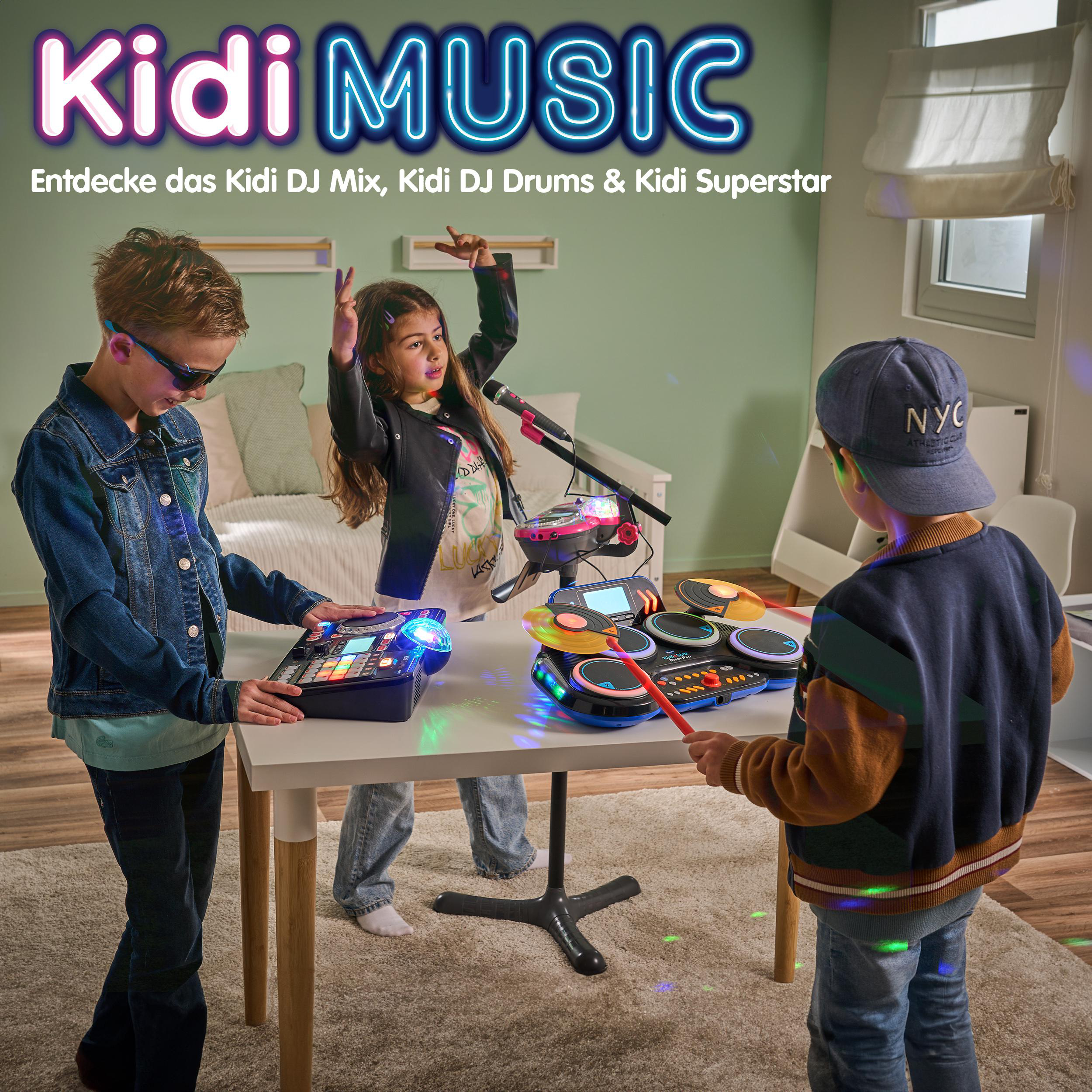 Drei Kinder spielen Musik mit DJ-Mix, Schlagzeug und Mikrofon.