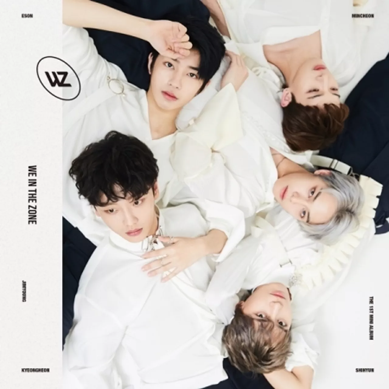 Albumhoes van de WZ-groep. Vijf jonge mannen in witte shirts liggen op een wit oppervlak.