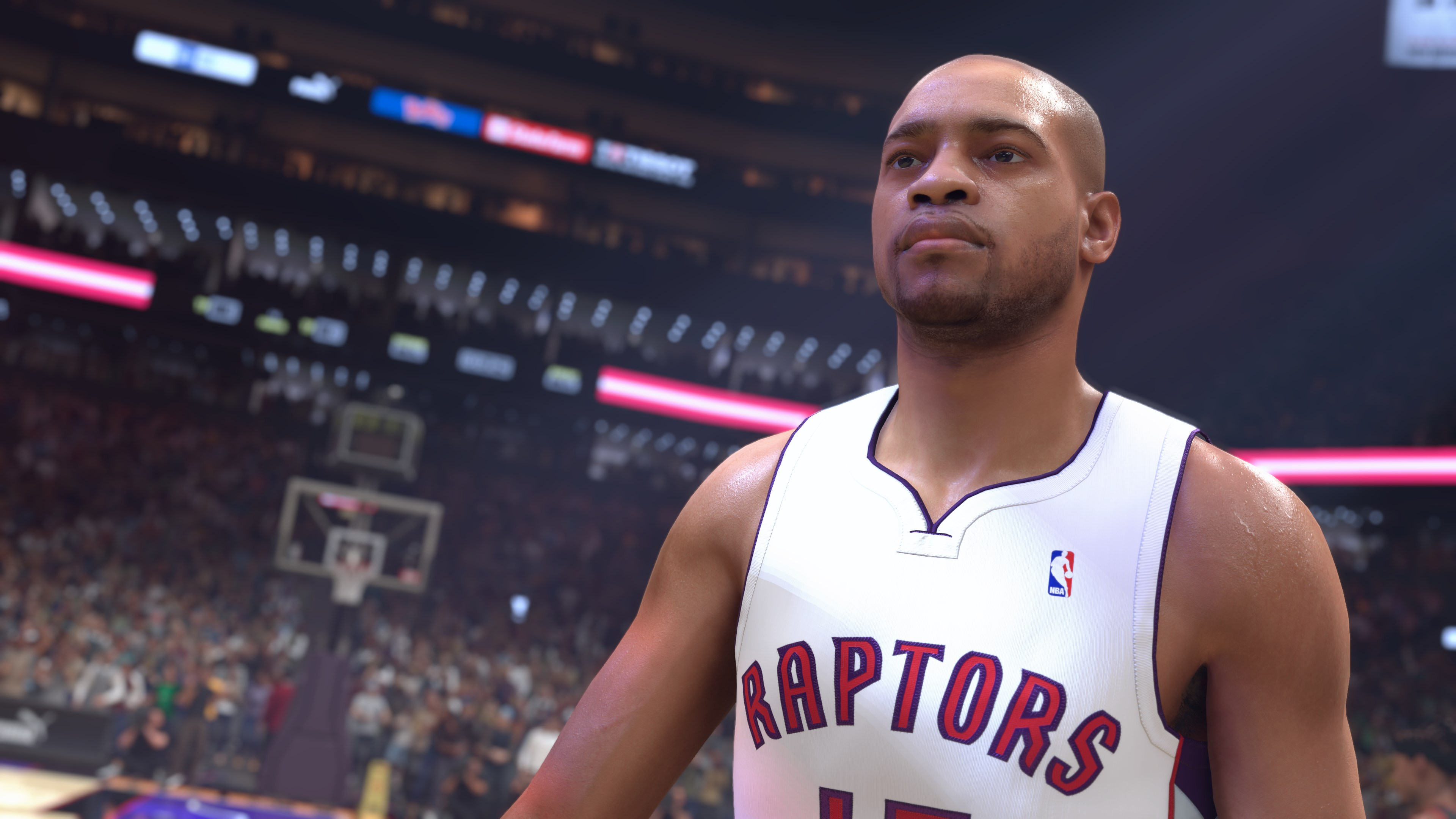 Basketballspieler im Raptors-Trikot. Menge und Stadionlichter im Hintergrund.
