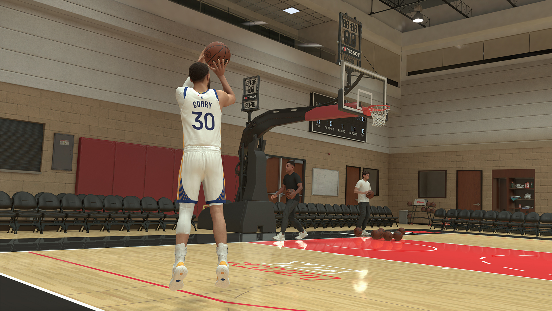 Basketballspieler wirft einen Ball in einer Basketballhalle mit anderen Spielern.