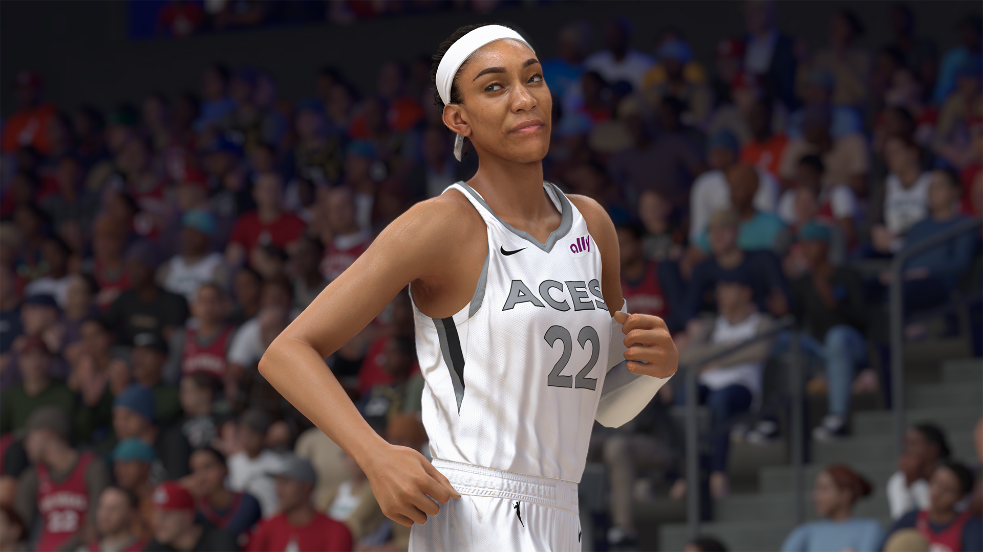 Eine Frau in Basketballuniform lächelt auf einem Spielfeld, im Hintergrund eine Menschenmenge.