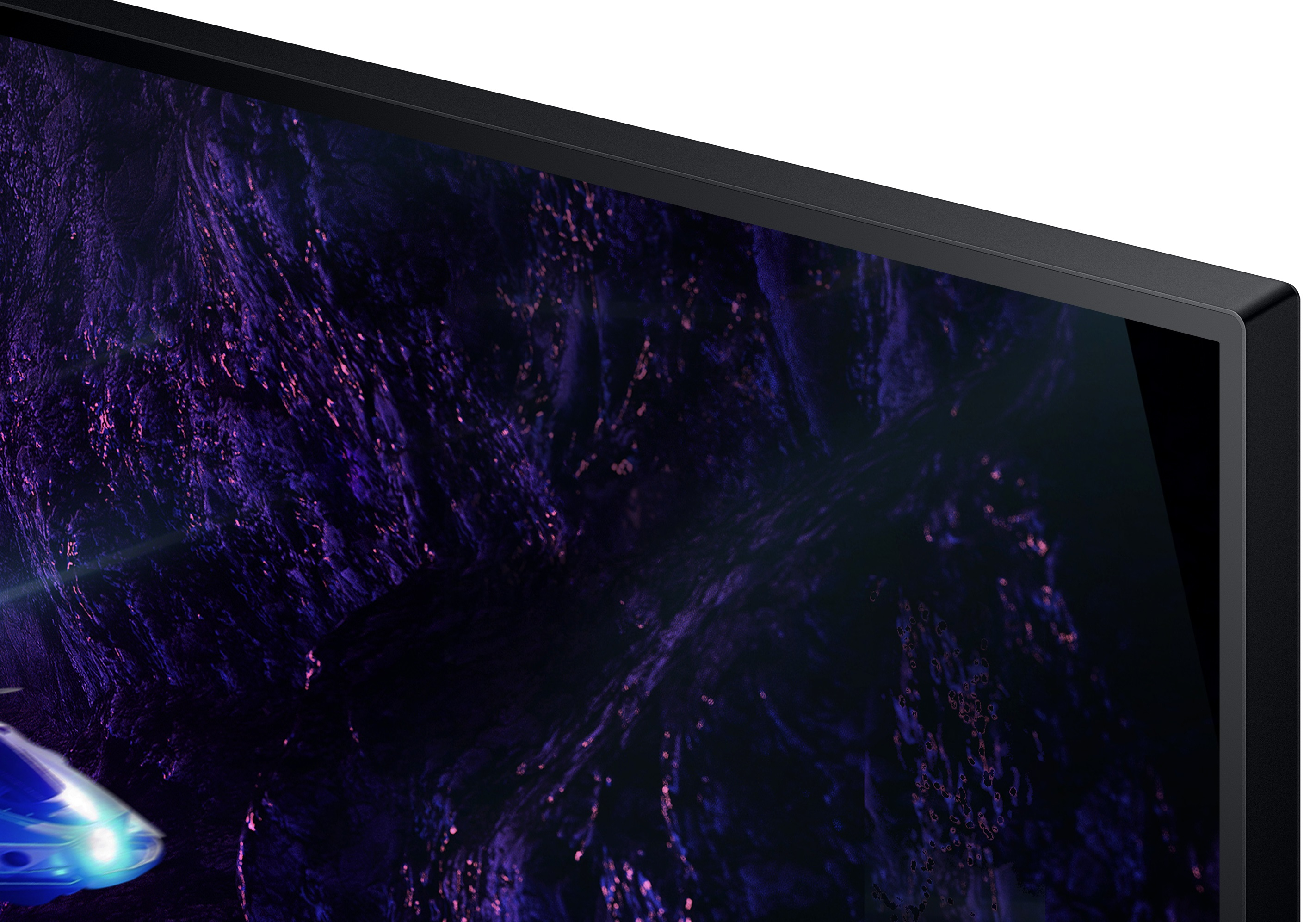 Zbliżenie na krawędź ekranu telewizora z czarną ramką i ciemnym, fioletowym tłem.