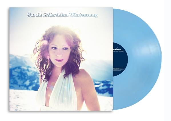 Albumcover: Sarah McLachlan Wintersong. Frau auf schneebedecktem Berg mit blauer Vinylplatte.