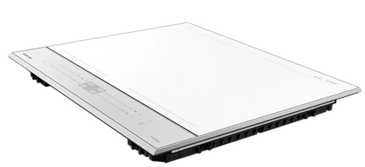 Biała płyta indukcyjna z panelem sterowania, pod kątem, na białym tle.