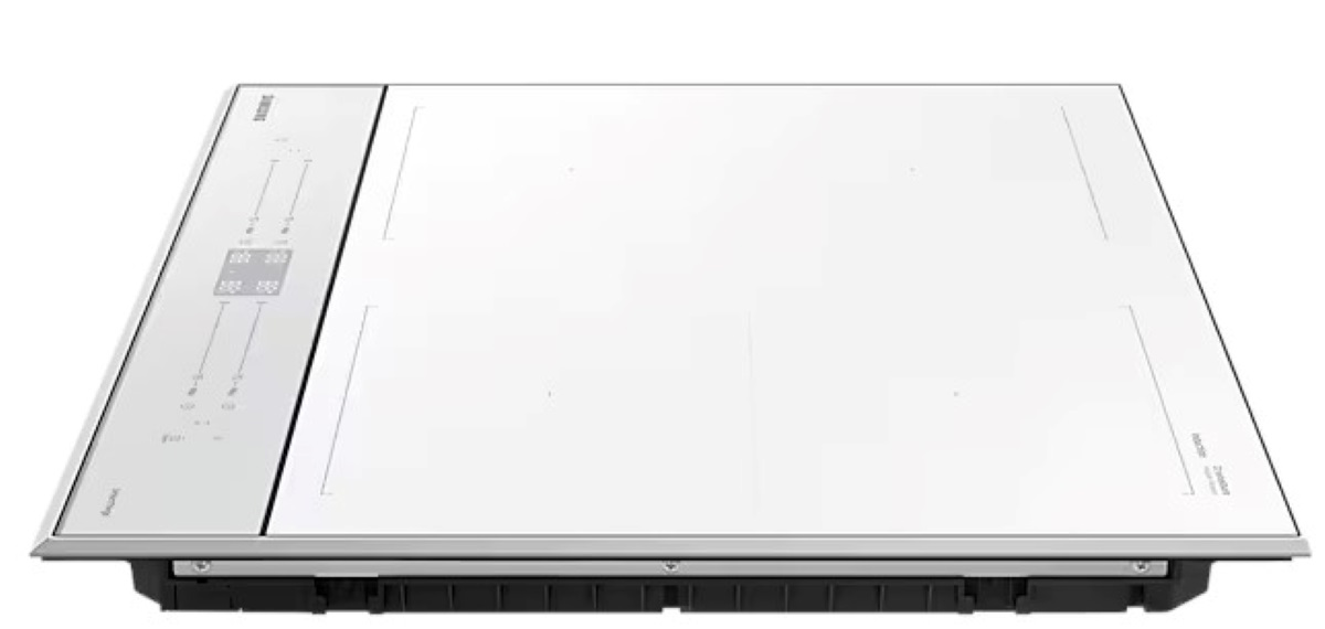 Biała płyta indukcyjna ze srebrną ramą i sterowaniem dotykowym.